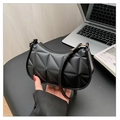 Detail der schwarzen Kunstleder-Handtasche mit geometrischer Dreieckssteppung und Riemen - Schwarz