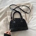 Borsa a conchiglia con trama leopardata nera e raffinati dettagli in metallo dorato - Nero