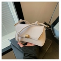 Detalle de bolso bandolera blanco roto con cierre dorado y correa con nudos decorativos - Blanco