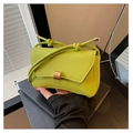 Detalle del bolso bandolera verde neón en cuero con hebilla dorada y correa de cuerda trenzada - Verde
