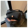 Detalle de bolso bandolera de cuero mate negro con cierre dorado y correa con nudos - Negro