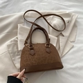 Elegante borsa a conchiglia leopardata con finiture dorate e tracolla regolabile - Marrone