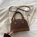 Borsa a conchiglia leopardata marrone con manici in pelle scura e tracolla rimovibile - Marrone