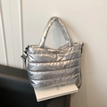 Bolso tote acolchado plateado con correa ajustable para el hombro y acabado brillante - Plateado