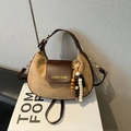 Borsa a mezzaluna retrò in pelle scamosciata kaki con patta marrone e nappa di legno - Con Ciondolo / Cachi