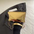Elegante pochette a busta dorata con motivo ondulato e tracolla a catena in metallo - Oro
