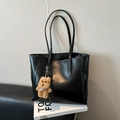 Grande borsa tote nera in ecopelle con ciondolo a orsetto e foulard decorativo - Con Ciondolo / Nero