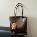 Borsa tote marrone scuro lucida con ciondolo a forma di orso di peluche per il lavoro - Con Ciondolo / Marrone