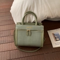 Bolso bandolera verde elegante con paneles de tela y detalles de cremallera oro - Sin colgante / Blanco