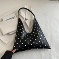 Retro zwarte hobo tas met gouden klinknagels en brede schouderband in mat leer - Zwart