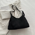 Bolso de hombro minimalista negro mate con correa ajustable sobre pana blanca suave - Negro