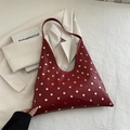 Donkerrode leren schoudertas met vintage gouden klinknagels en ruim driehoekig ontwerp - Rood