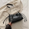 Borsa a spalla nera a pieghe di grande capacità con catena in metallo argento - Nero