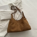 Bolso hobo de ante marrón con costura vertical y correa de cuero ajustable - Marrón