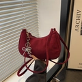 Borsa a mezzaluna bordeaux opaca in pelle scamosciata con ciondolo a fiocco argento - Rosso