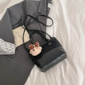 Elegante borsa a secchiello patchwork in camoscio nero con ciondolo a forma di orso - Nero Con Pendente