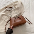Borsa a spalla in pelle marrone scuro con catena d'argento e nappine laterali - Marrone