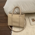Detailansicht beige gewebte Handtasche mit glattem Griff und langem Schultergurt - Cremeweiß (Ohne Anhänger)