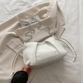 Borsa a spalla bianca in pelle a pieghe con catena d'argento e dettaglio con coulisse - Bianco