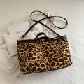 Elegante borsa con stampa leopardata e rose nere e manici in pelle marrone scuro - Giallo