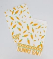 Osterhasen-Kraftpapiertüten mit Karottenmuster und gelber Gingham-Verzierung am Rand - Karotten-Stil (Bunny Bait)