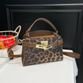 Sac à main trapèze léopard élégant avec finitions en cuir marron et fermoir doré - Léopard Marron