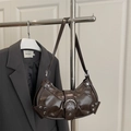 Bolso de hombro retro marrón oscuro con remaches plateados y hebilla, estilo moderno - Marrón