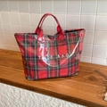 Borsa tote retrò a quadri rossi con scritta TOTE BAG su una panchina in legno - Quadretti Rossi