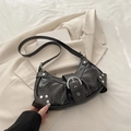 Bolso de hombro de cuero negro estilo media luna con tachuelas plateadas vintage - Negro