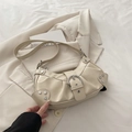 Bolso de hombro media luna blanco crema retro con remaches plateados y hebilla de metal - Blanco