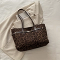 Leopard print tote bag van suède-look stof met bruine leren riem en gouden gesp - Luipaardprint