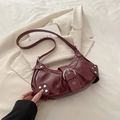 Bolso de hombro media luna burdeos vintage con hebilla metálica y remaches - Rojo