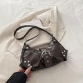 Bolso media luna retro marrón oscuro estilo moto con remaches y hebilla metálica - Marrón