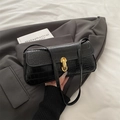 Borsa a spalla nera con motivo coccodrillo ed elegante chiusura a girello dorata lucida - Nero
