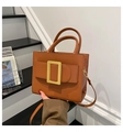 Detalle del bolso bandolera de cuero caramelo con correa ancha y hebilla de metal - Marrón
