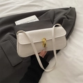 Borsa baguette bianca effetto coccodrillo con fibbia in metallo dorato e tracolla - Bianco