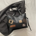Μεγάλη μαύρη τσάντα tote από PU δέρμα με vintage μπαλώματα σε γκρι σακάκι - Μαύρο