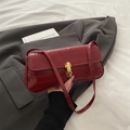 Borsa sottobraccio rosso scuro motivo coccodrillo con chiusura dorata stile moderno - Rosso