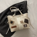 Vintage τσάντα tote σε ζαχαρί συνθετικό δέρμα με καφέ μπαλώματα πάνω σε μαύρο σακάκι - Λευκό