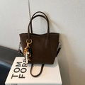 Sac seau fourre-tout marron foncé mat avec breloque en perles de bois et bandoulière - Avec Pendentif / Marron