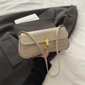 Borsa baguette beige con trama a coccodrillo e fibbia in metallo dorato lucido - Cachi