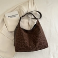 Bolso de hombro chic con estampado de leopardo marrón en ante sintético de gran tamaño - Café sin Colgante