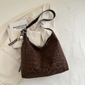Bolso hobo con estampado de leopardo marrón, correa de cuero y colgante de béisbol - Café Con Colgante