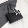 Elegante borsa tote in pelle nera con cuciture bianche e sciarpa di seta decorativa - Nero