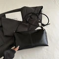 Borsa sottospalla minimalista in pelle nera opaca con cuciture verticali e finiture dorate - Nero