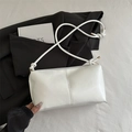 Borsa minimalista in ecopelle bianca con cinturino a nodo su un blazer nero - Bianco