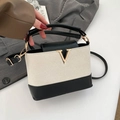Minimalistische Beuteltasche mit cremefarbenem Stoff und schwarzem Leder-Kontrast-Design - Weiß