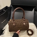 Borsa Boston leopardata marrone con manici e tracolla regolabile per un look elegante - Marrone