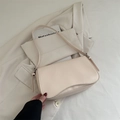 Crèmekleurige matte baguette tas van kunstleer met gebogen flap en verstelbare riem - Wit