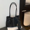 Bolso tote negro minimalista con costuras blancas en contraste y un monedero pequeño a juego - Negro